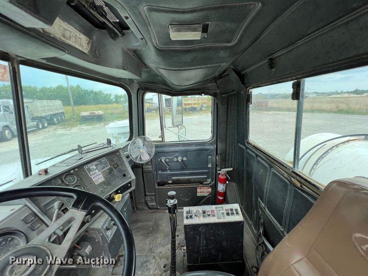 image for item IA9109 2000 Mack RD690S  ready mix truck