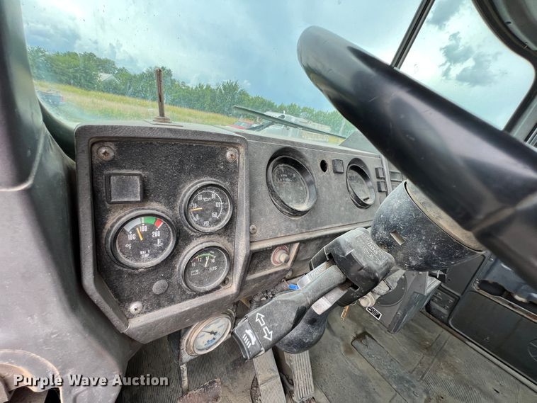 image for item IA9109 2000 Mack RD690S  ready mix truck
