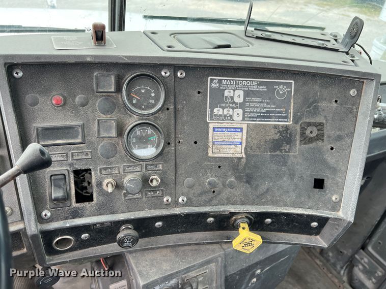 image for item IA9109 2000 Mack RD690S  ready mix truck