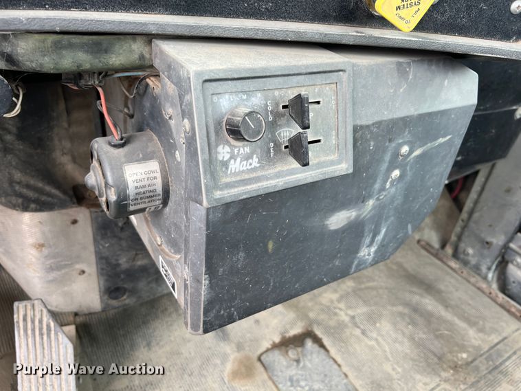 image for item IA9109 2000 Mack RD690S  ready mix truck