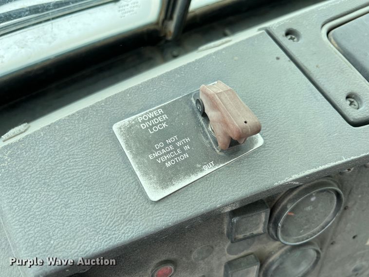 image for item IA9109 2000 Mack RD690S  ready mix truck