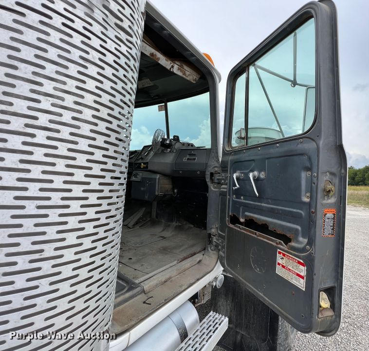 image for item IA9109 2000 Mack RD690S  ready mix truck