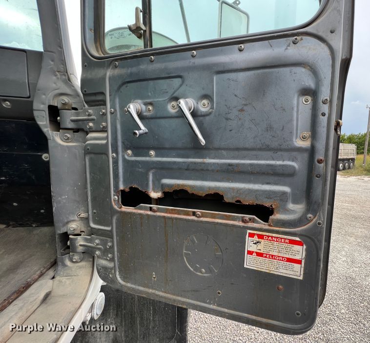 image for item IA9109 2000 Mack RD690S  ready mix truck