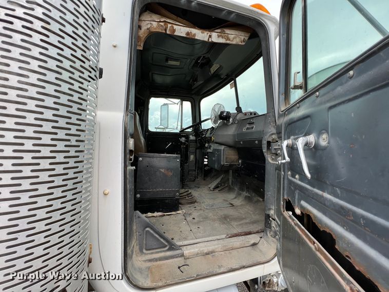 image for item IA9109 2000 Mack RD690S  ready mix truck