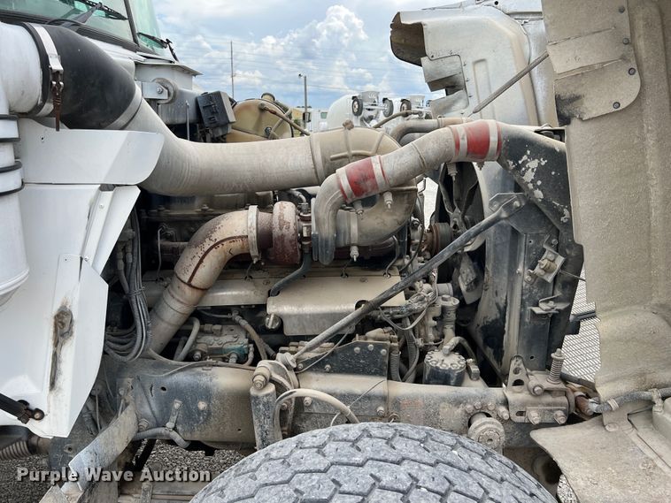 image for item IA9109 2000 Mack RD690S  ready mix truck