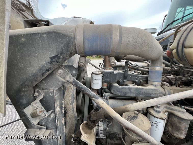 image for item IA9109 2000 Mack RD690S  ready mix truck