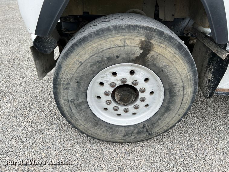 image for item IA9109 2000 Mack RD690S  ready mix truck