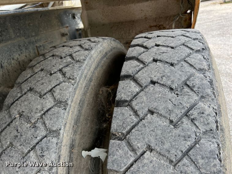 image for item IA9109 2000 Mack RD690S  ready mix truck