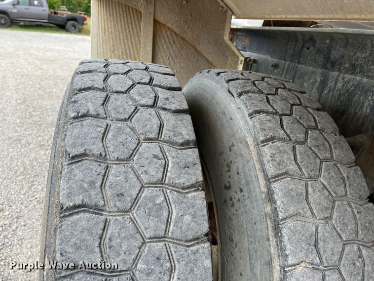 image for item IA9109 2000 Mack RD690S  ready mix truck