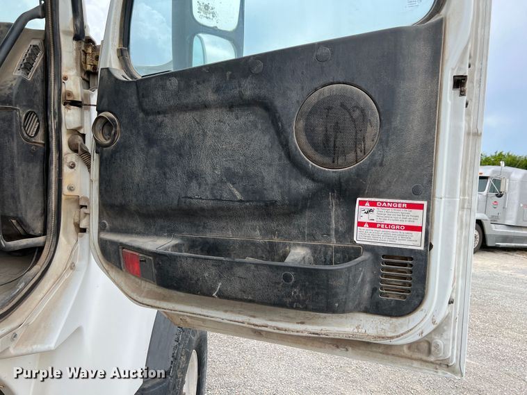 image for item IA9110 2002 Volvo VHD  ready mix truck