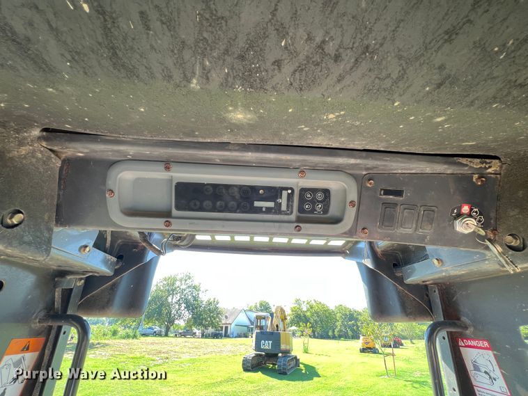 image for item IA9140 2006 New Holland C185  tracked skid steer loader