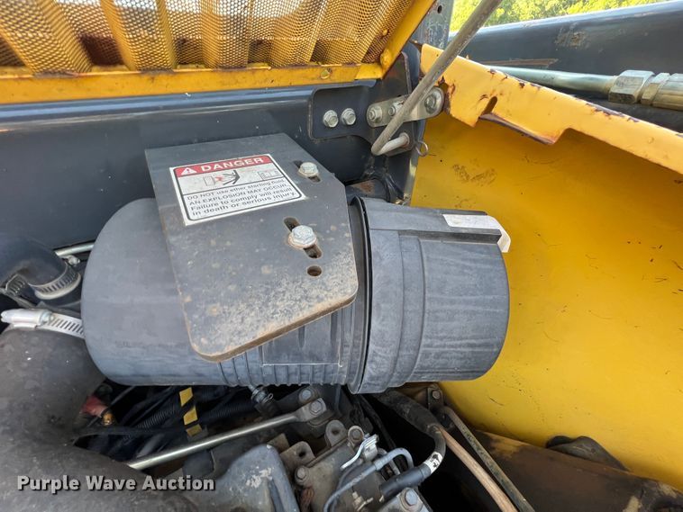 image for item IA9140 2006 New Holland C185  tracked skid steer loader