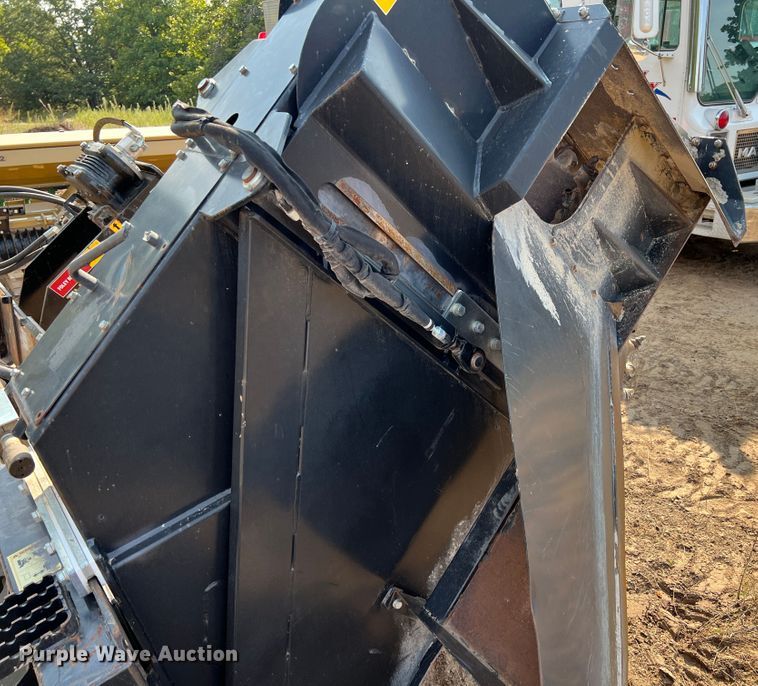 image for item IA9182 2012 Caterpillar SW460B-80  skid steer rock saw