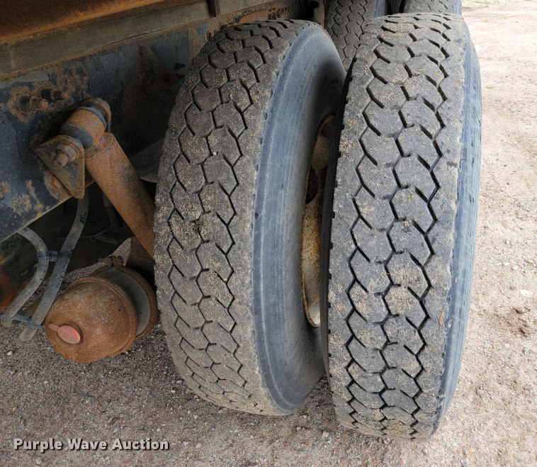 image for item JC9753 2000 Sterling L-Line  refuse truck