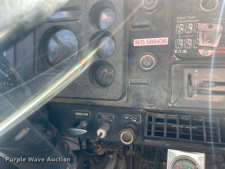 image for item JF9034 1982 International F2554  dump truck