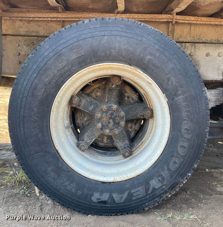 image for item JF9034 1982 International F2554  dump truck