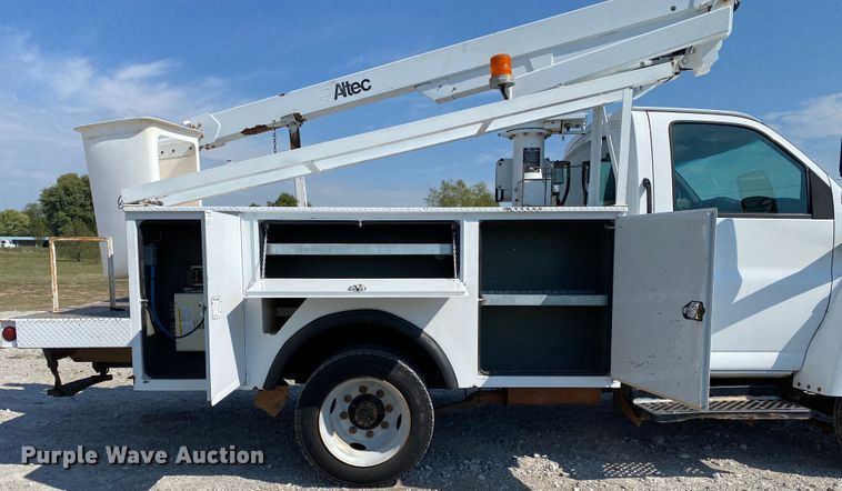 image for item JW9414 2003 Chevrolet C4500  bucket truck