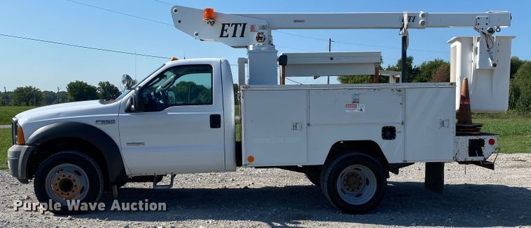 image for item JW9430 2005 Ford F550 Super Duty  bucket truck