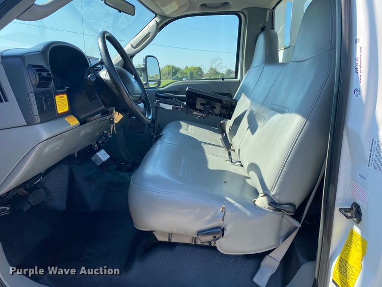 image for item JW9430 2005 Ford F550 Super Duty  bucket truck