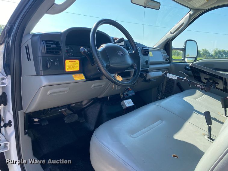 image for item JW9430 2005 Ford F550 Super Duty  bucket truck