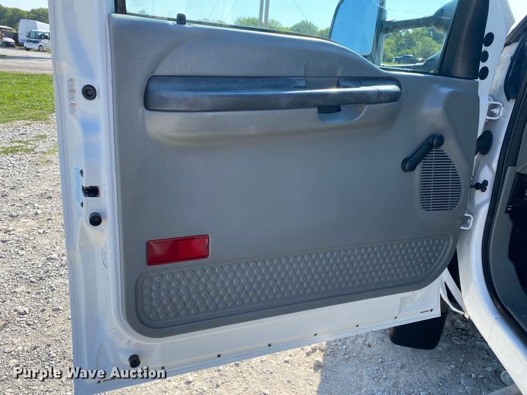 image for item JW9430 2005 Ford F550 Super Duty  bucket truck