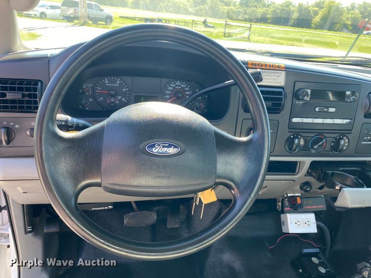 image for item JW9430 2005 Ford F550 Super Duty  bucket truck