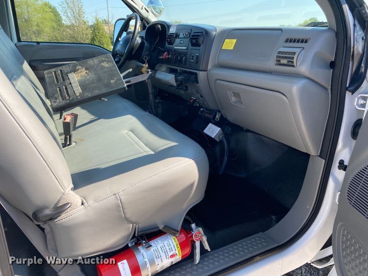 image for item JW9430 2005 Ford F550 Super Duty  bucket truck