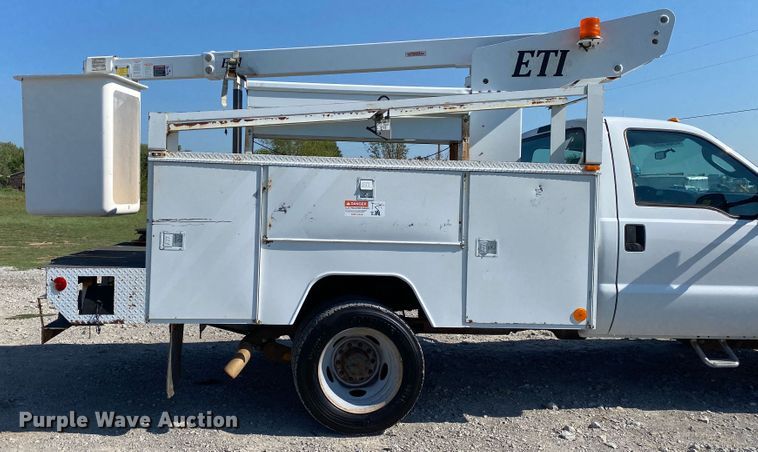 image for item JW9430 2005 Ford F550 Super Duty  bucket truck