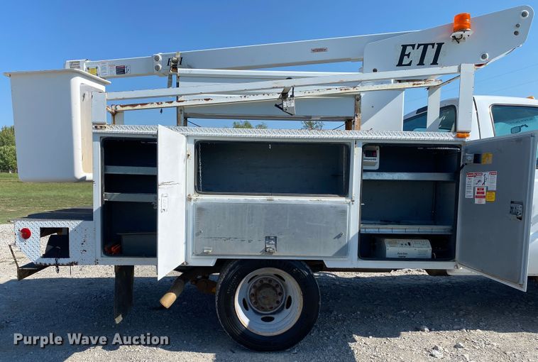 image for item JW9430 2005 Ford F550 Super Duty  bucket truck