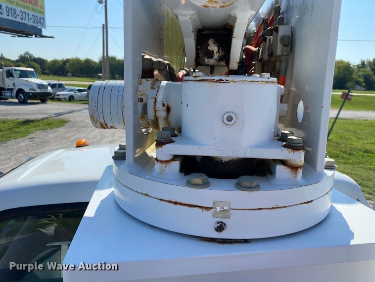 image for item JW9430 2005 Ford F550 Super Duty  bucket truck