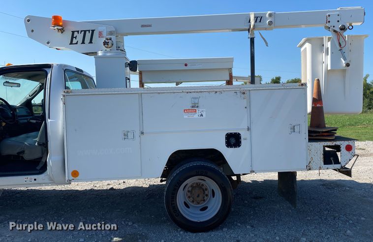 image for item JW9430 2005 Ford F550 Super Duty  bucket truck