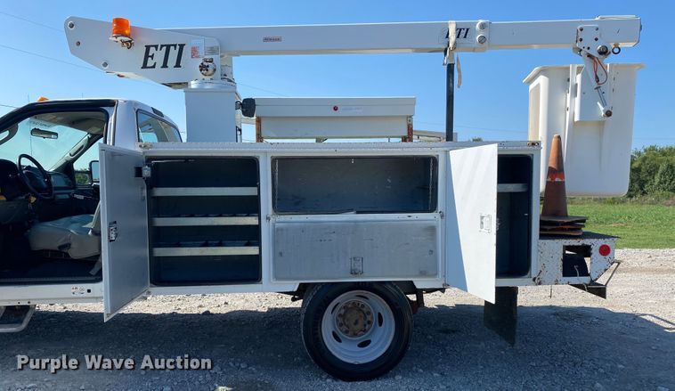 image for item JW9430 2005 Ford F550 Super Duty  bucket truck