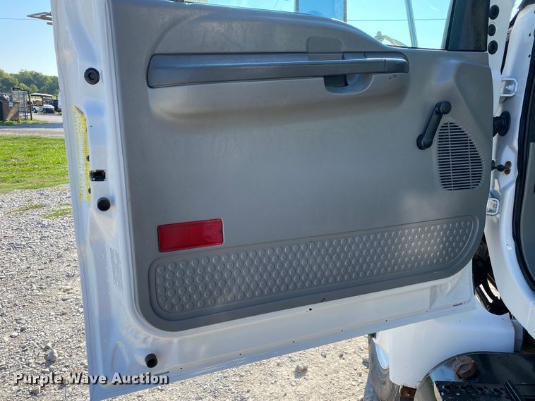 image for item JW9431 2007 Ford F750 Super Duty  crane truck