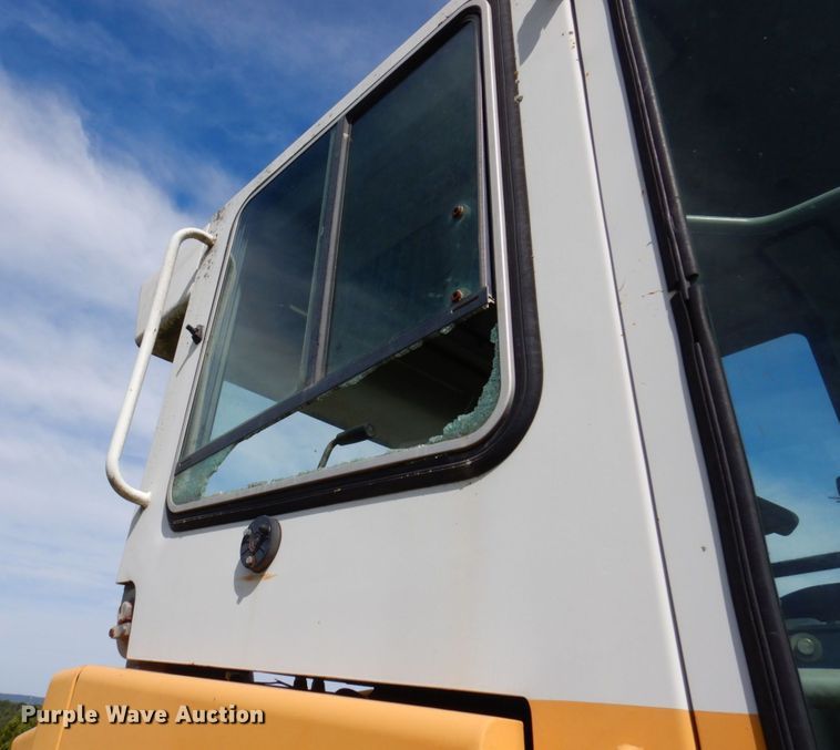 image for item KF9484 2005 Liebherr LR622B  track loader