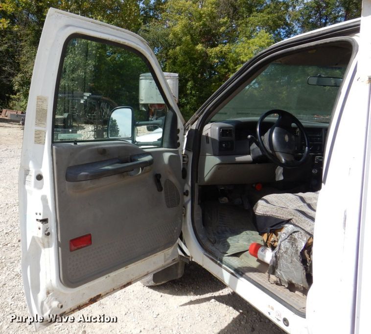 image for item KF9485 2000 Ford F550 Super Duty XL  utility / service truck