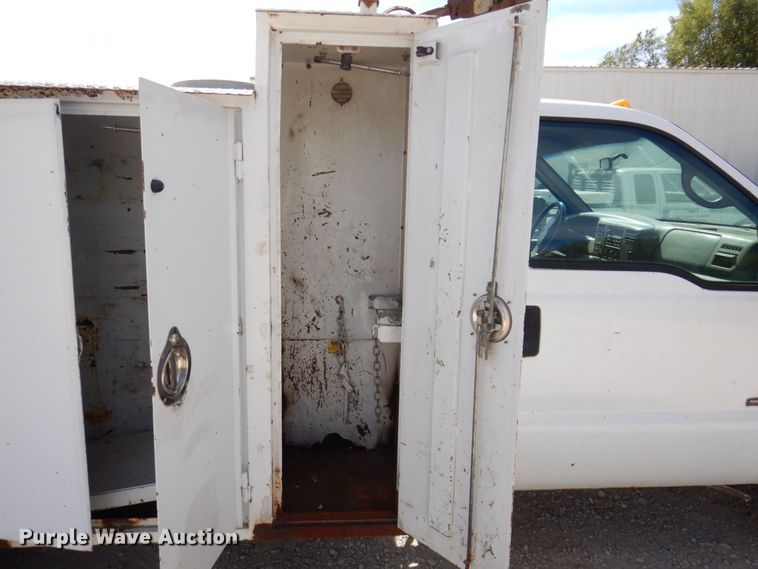 image for item KF9485 2000 Ford F550 Super Duty XL  utility / service truck