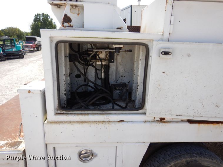 image for item KF9485 2000 Ford F550 Super Duty XL  utility / service truck