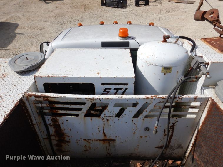 image for item KF9485 2000 Ford F550 Super Duty XL  utility / service truck