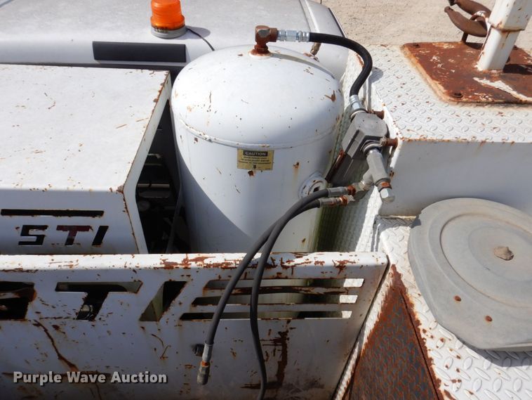 image for item KF9485 2000 Ford F550 Super Duty XL  utility / service truck