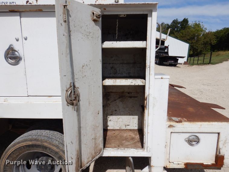 image for item KF9485 2000 Ford F550 Super Duty XL  utility / service truck