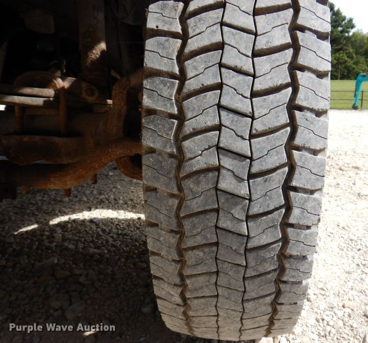 image for item KF9485 2000 Ford F550 Super Duty XL  utility / service truck