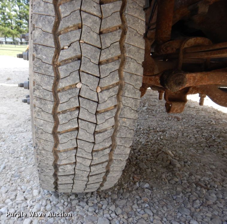 image for item KF9485 2000 Ford F550 Super Duty XL  utility / service truck