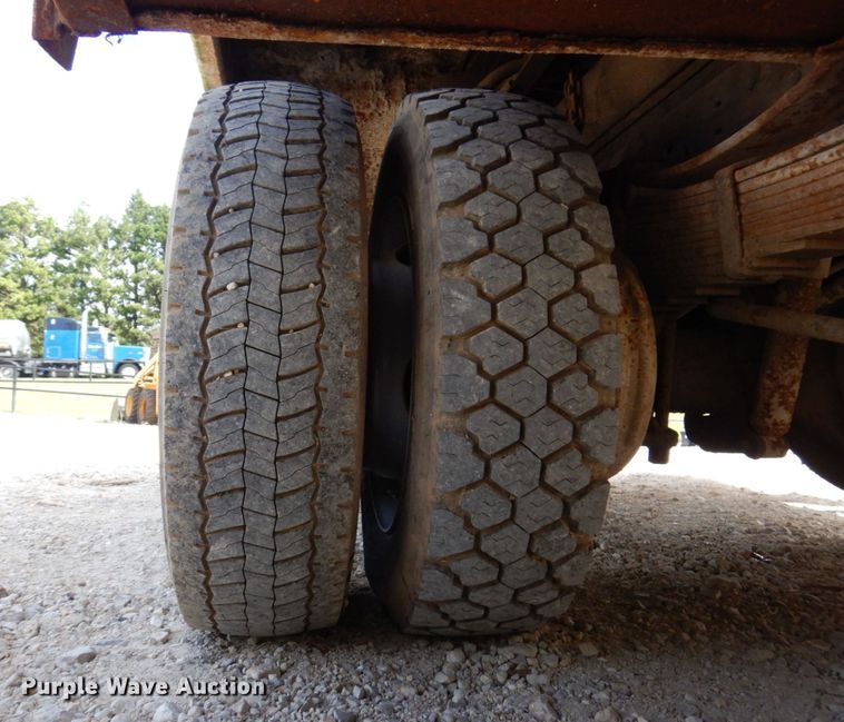 image for item KF9485 2000 Ford F550 Super Duty XL  utility / service truck