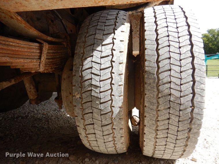 image for item KF9485 2000 Ford F550 Super Duty XL  utility / service truck