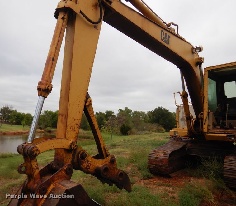 image for item KP9001 1989 Caterpillar 215C excavator