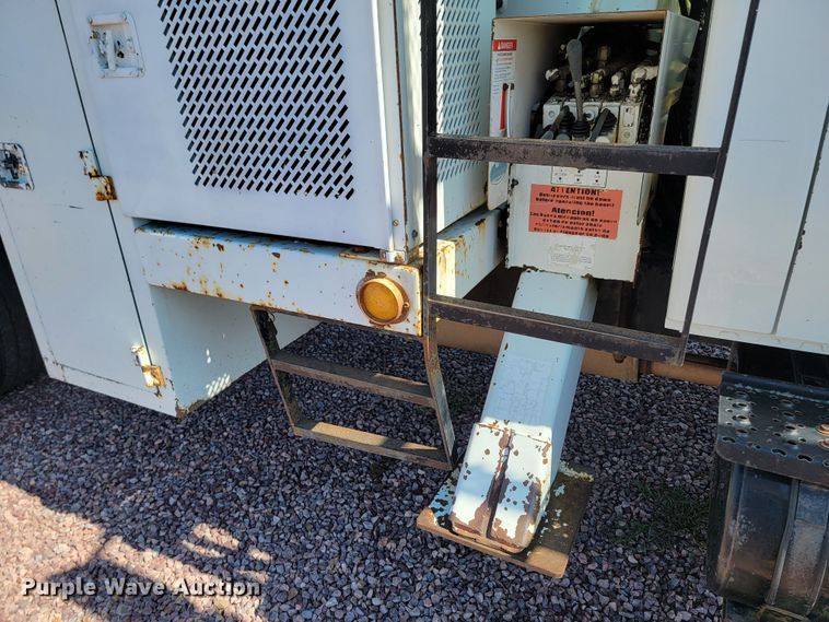 image for item LO9056 2004 International 4300  forestry bucket truck