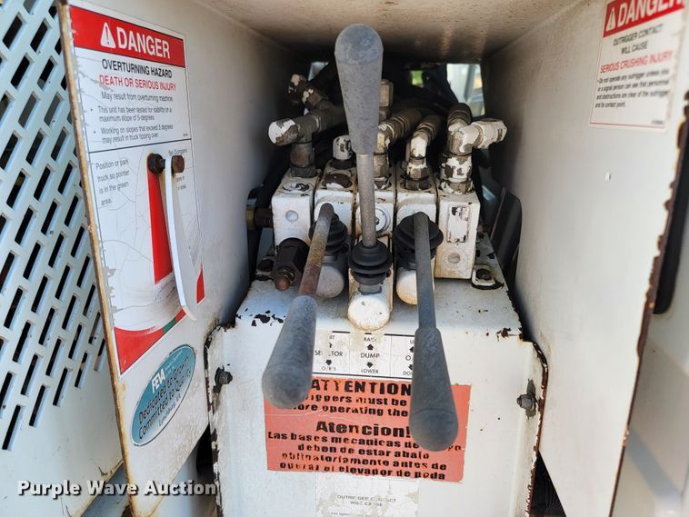 image for item LO9056 2004 International 4300  forestry bucket truck