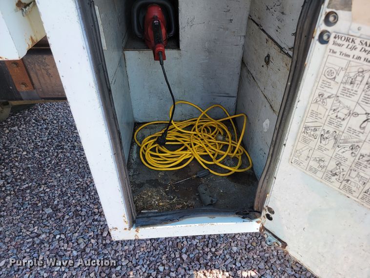 image for item LO9056 2004 International 4300  forestry bucket truck