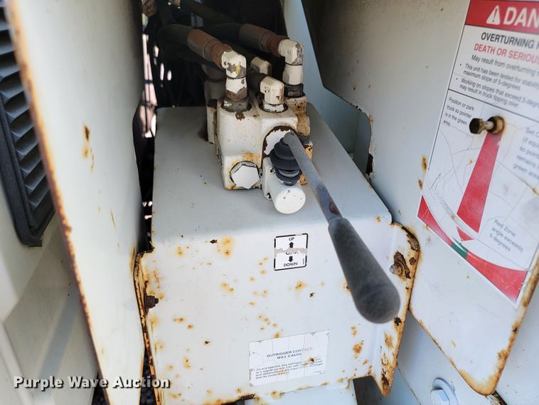 image for item LO9056 2004 International 4300  forestry bucket truck