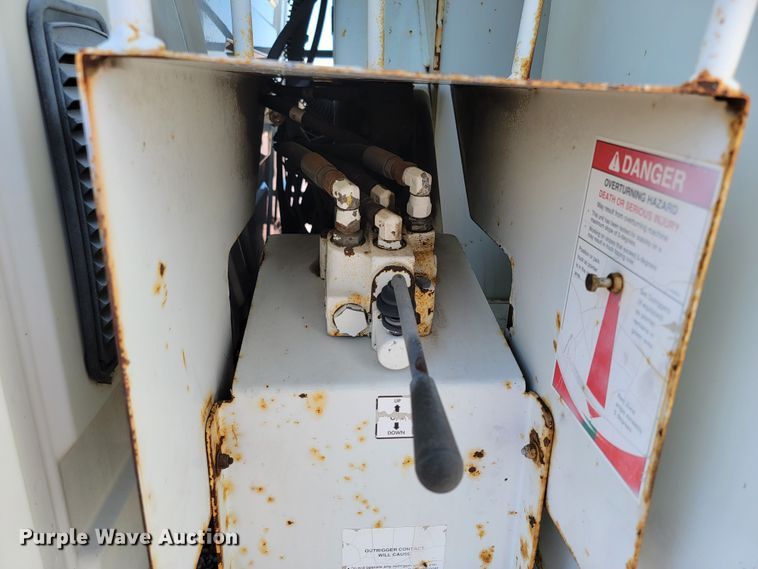 image for item LO9056 2004 International 4300  forestry bucket truck